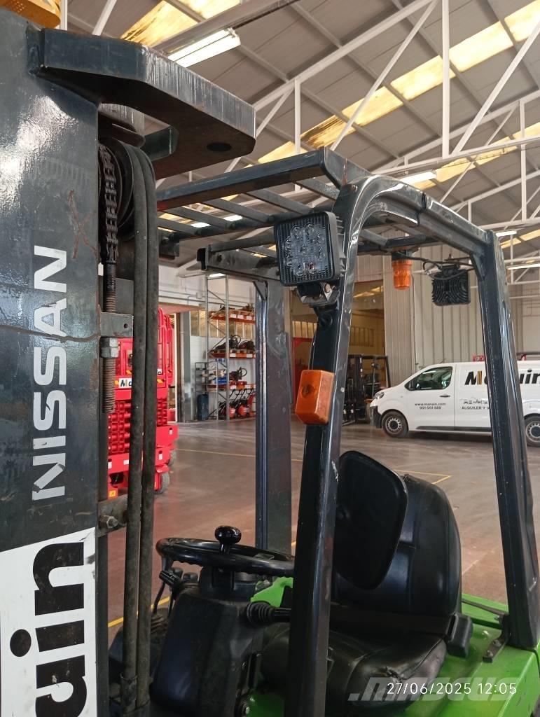 Nissan 1N1L180Q Camiones diesel