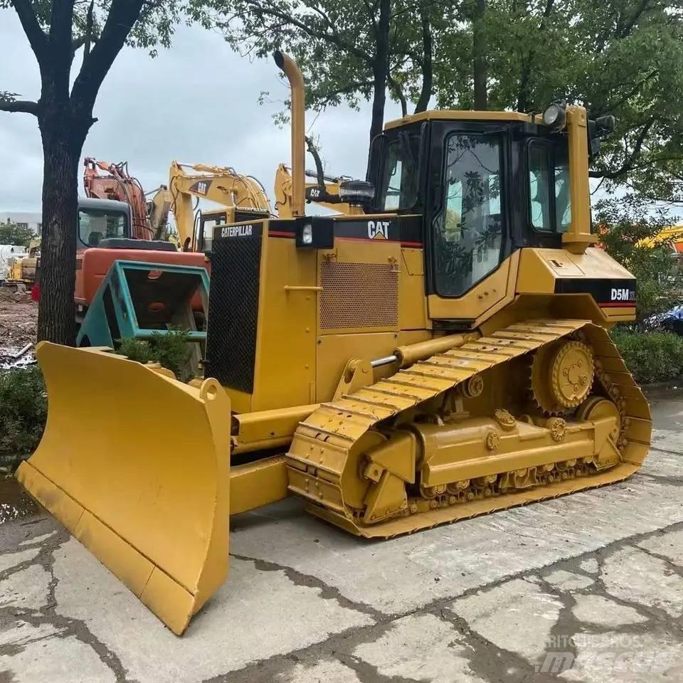 CAT D5M Buldozer sobre oruga