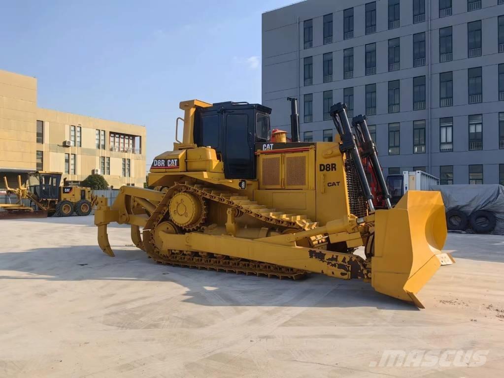 CAT D8R Buldozer sobre oruga