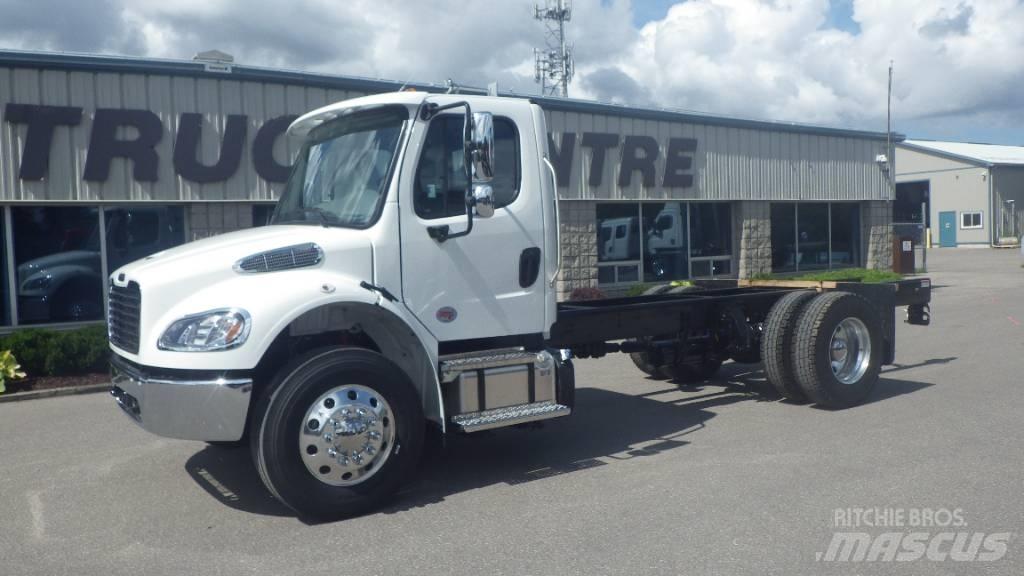 Freightliner M2106 Camiones con chasís y cabina