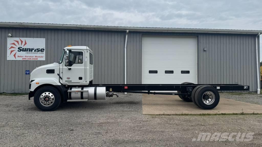  2025 Mack MD 6 Camiones con chasís y cabina