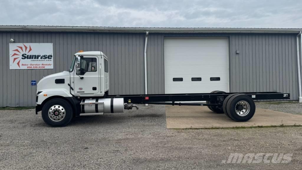  2025 Mack MD 6 Camiones con chasís y cabina