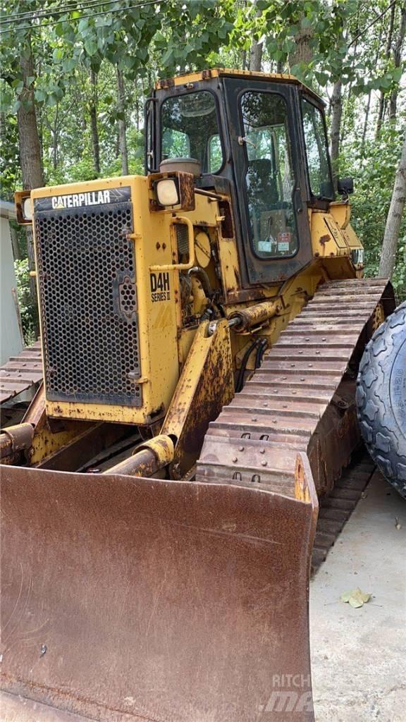 CAT D4H Buldozer sobre oruga