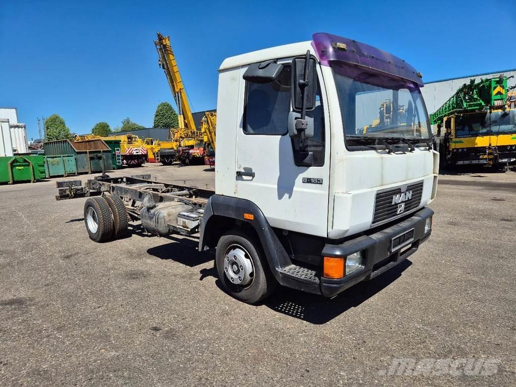 MAN LE 2000 Camiones con chasís y cabina