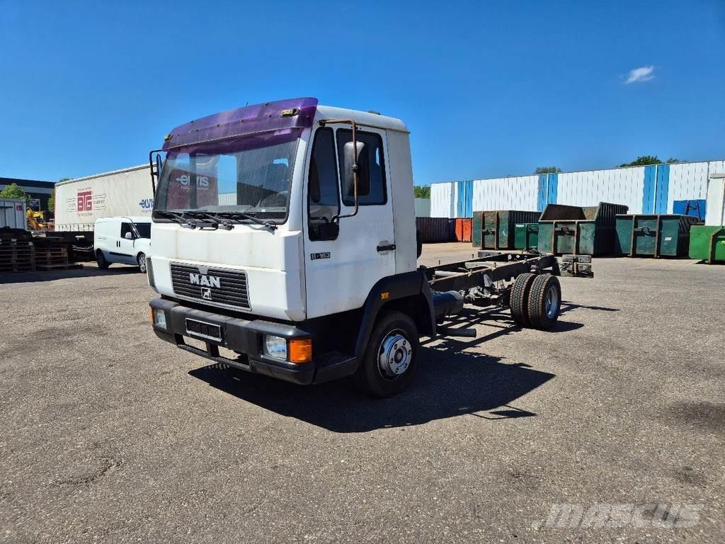 MAN LE 2000 Camiones con chasís y cabina