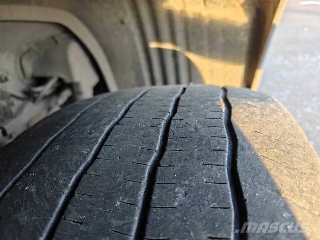 Scania P94 Camiones con caja de remolque