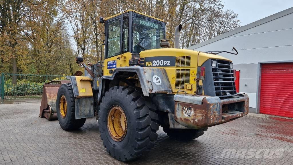 Komatsu WA 200 PZ-6 Cargadoras sobre ruedas