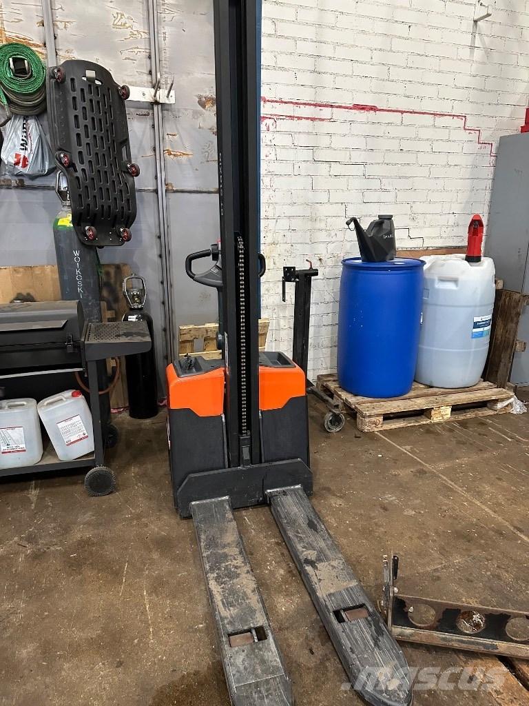 Toyota HWE 100 Montacargas manual