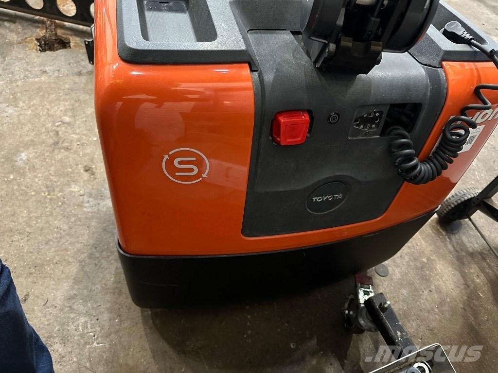 Toyota HWE 100 Montacargas manual