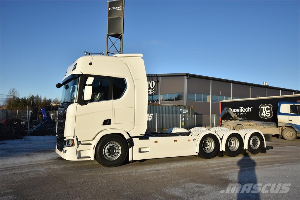 Scania R590 8X4 Camiones con chasís y cabina