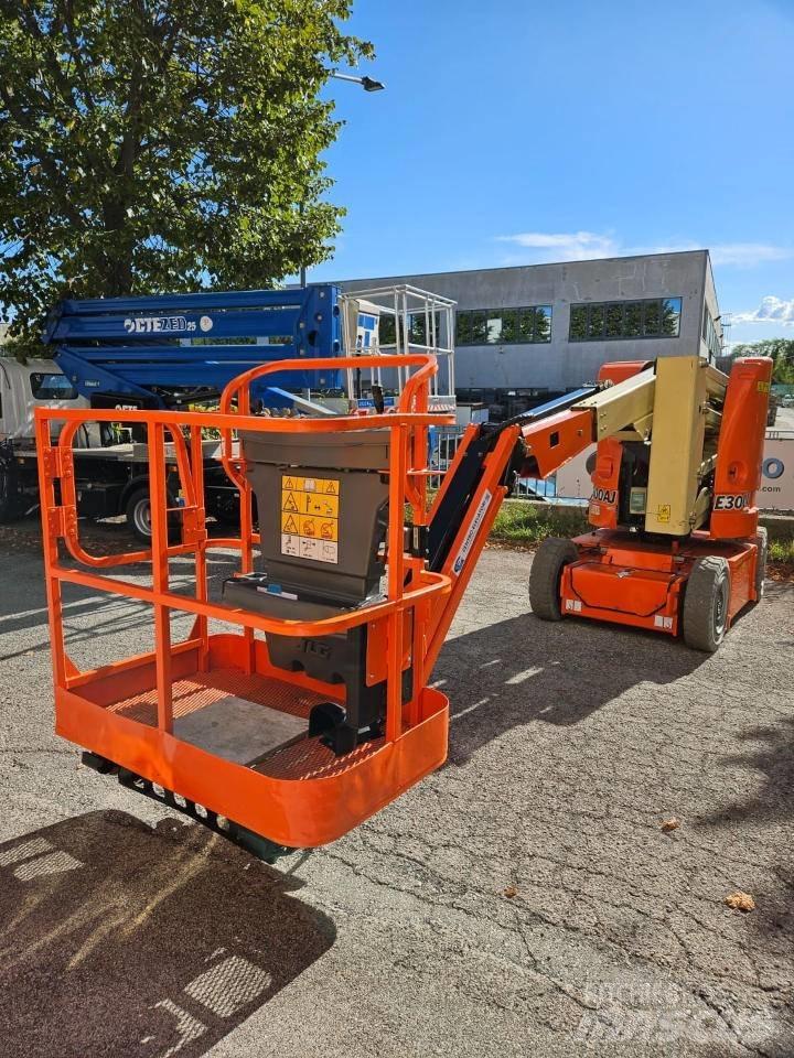 JLG E300AJP Plataformas con brazo de elevación manual