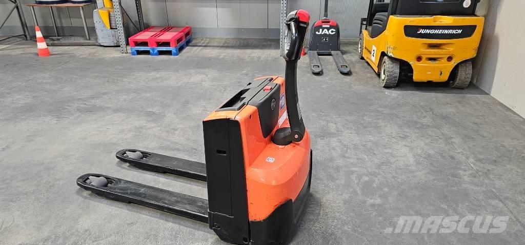 Toyota LWE 140 Montacargas recogepedidos de baja altura