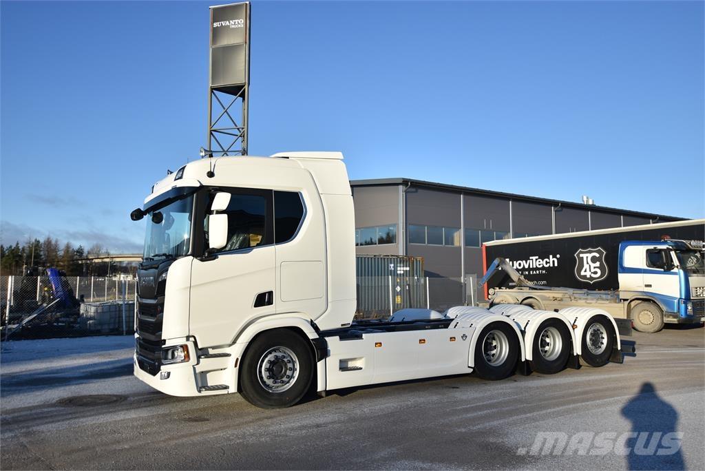 Scania R590 8X4 Camiones con chasís y cabina