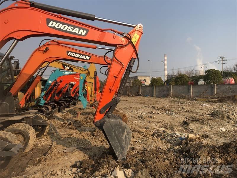 Doosan DX60 Excavadoras de ruedas