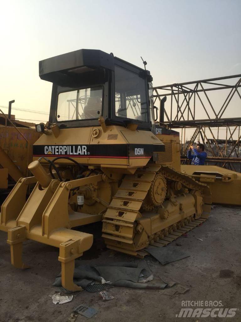 CAT D5N Buldozer sobre oruga