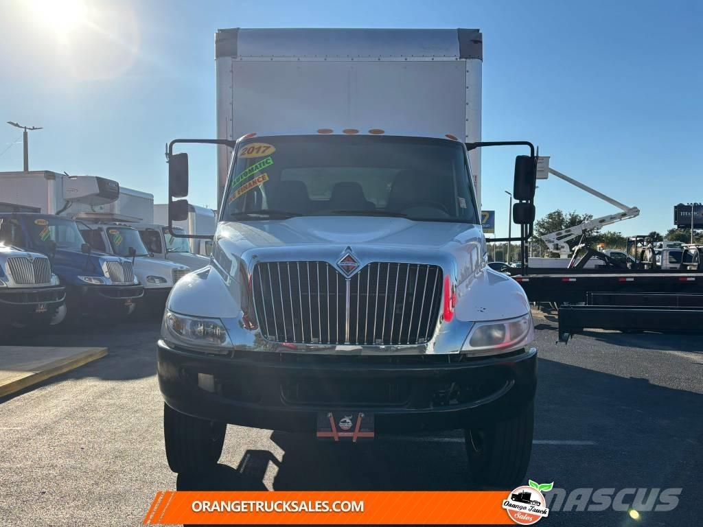 International 4300 Camiones con caja de remolque