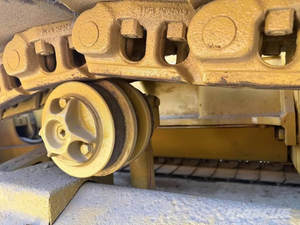 CAT D5C Buldozer sobre oruga