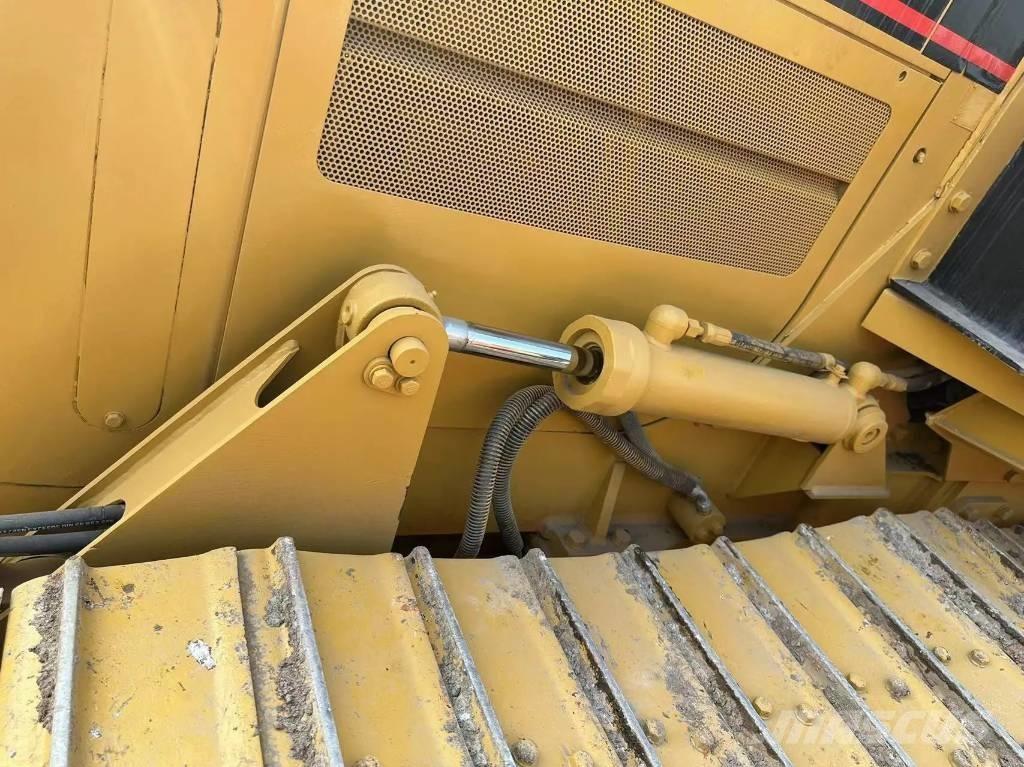 CAT D5C Buldozer sobre oruga