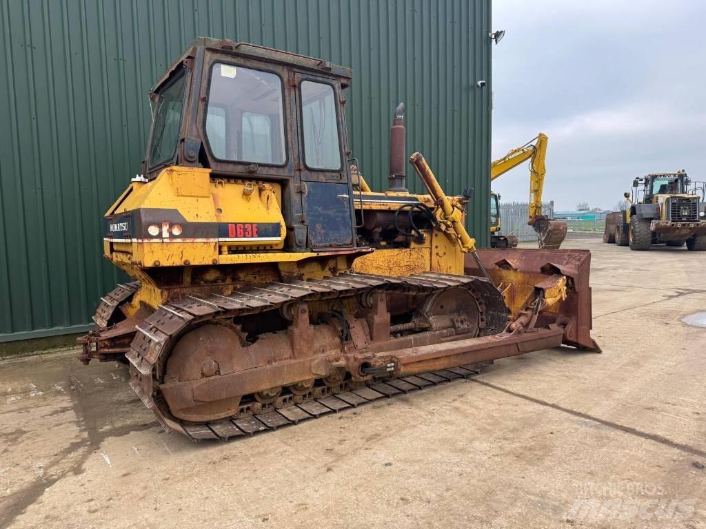 Komatsu D63E-1 Buldozer sobre oruga