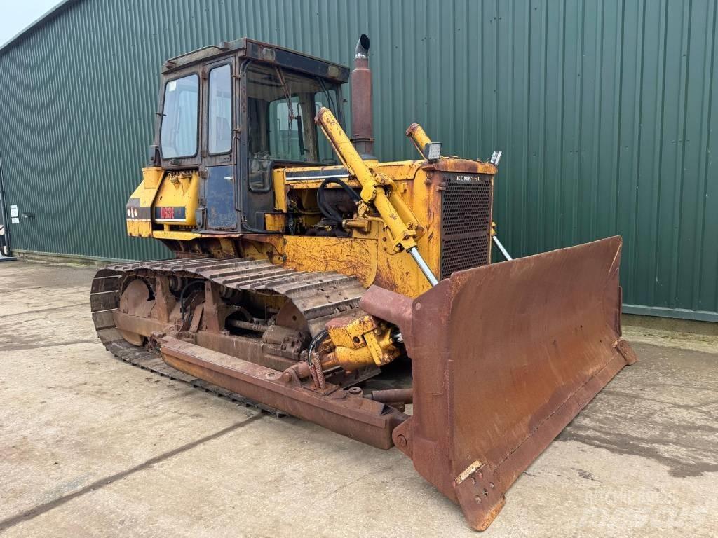 Komatsu D63E-1 Buldozer sobre oruga