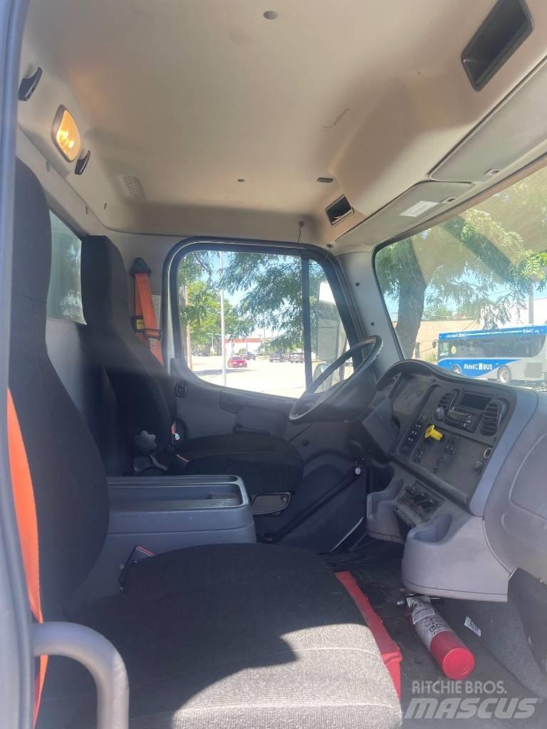 Freightliner M2 Camiones con caja de remolque