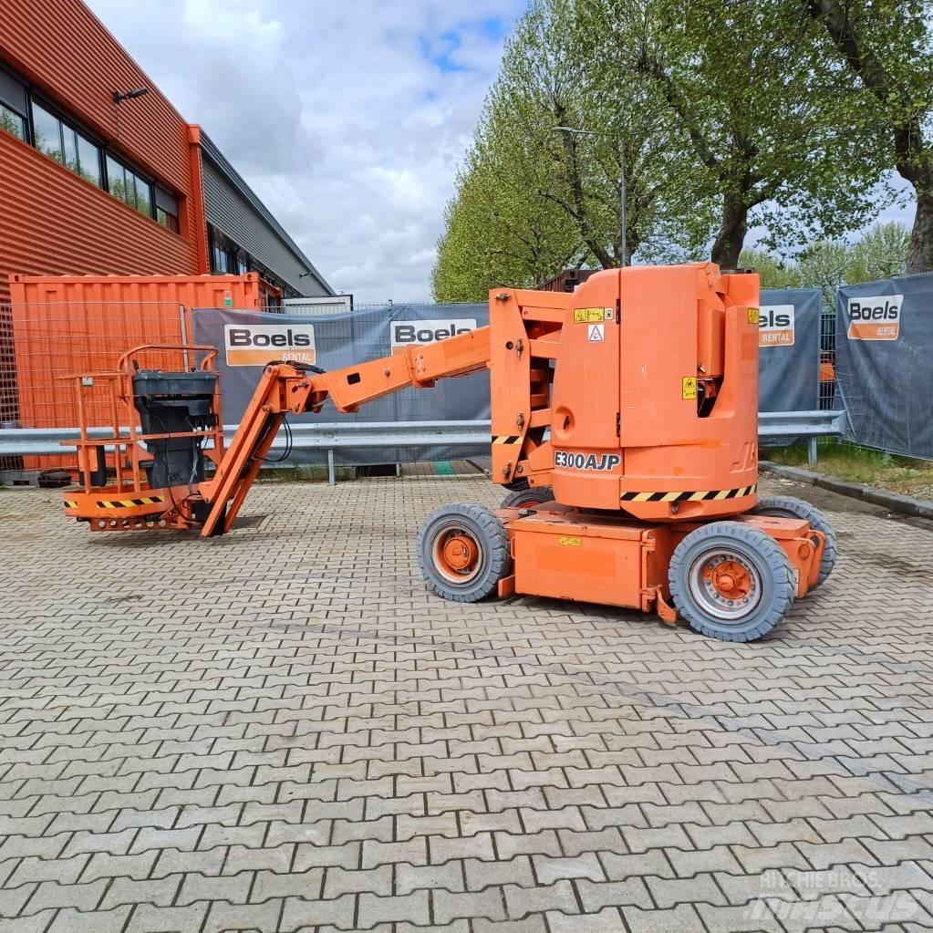 JLG E300AJP Plataformas con brazo de elevación manual