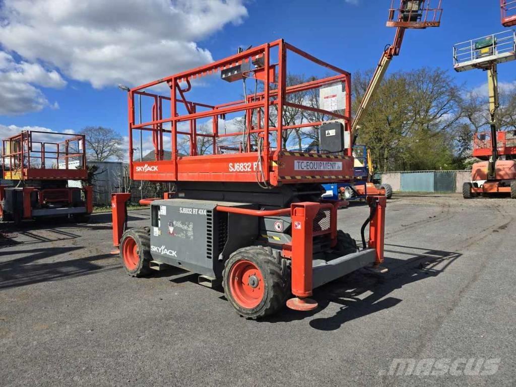 SkyJack SJ 6832 RT Plataformas tijera
