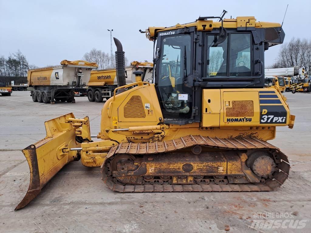 Komatsu D37PXi-24 Buldozer sobre oruga