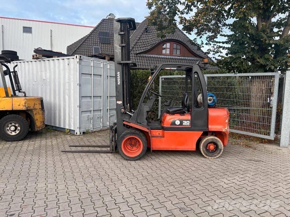 Nissan UGD02 A 30 PQ Camiones LPG