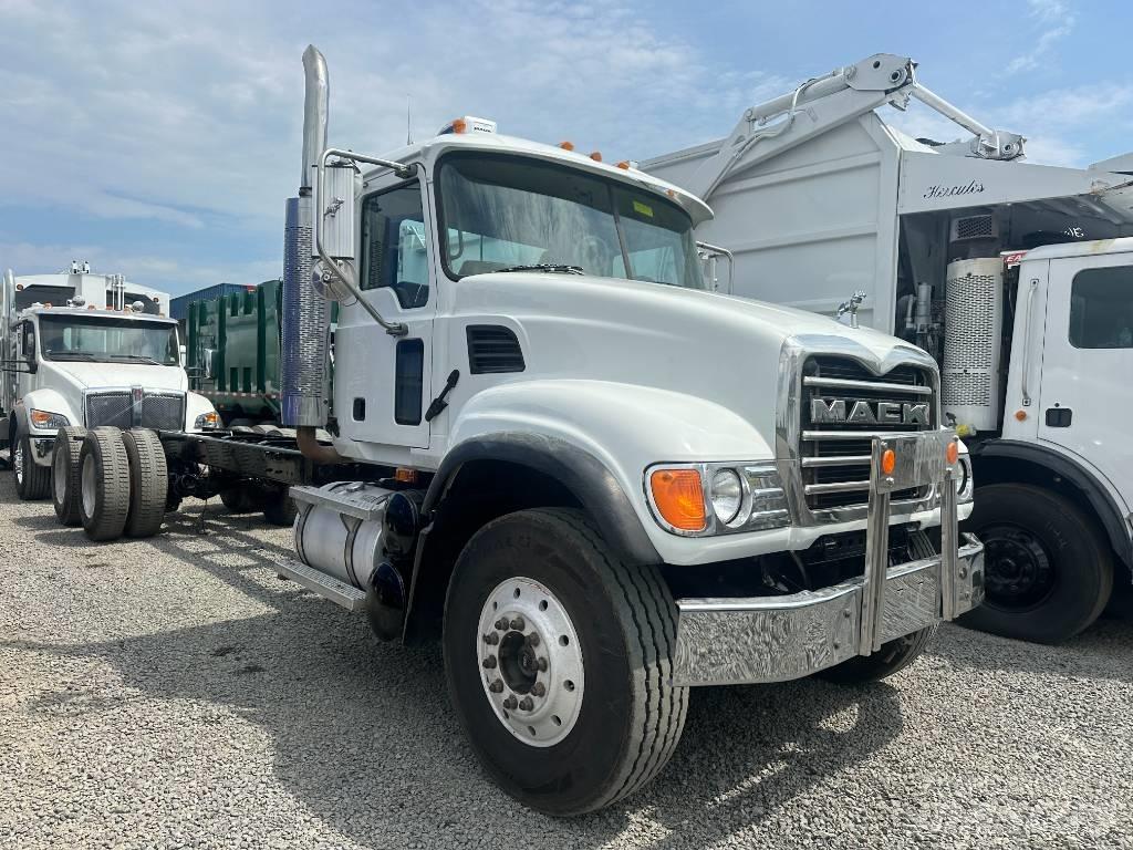 Mack CV 713 Camiones con chasís y cabina