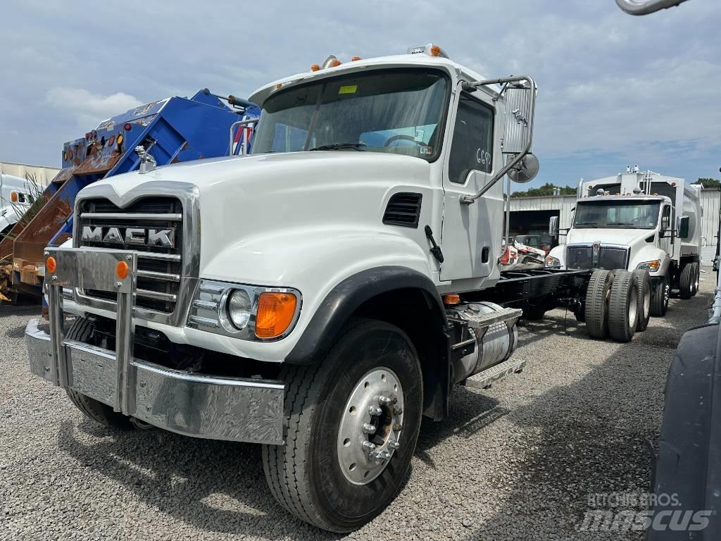 Mack CV 713 Camiones con chasís y cabina