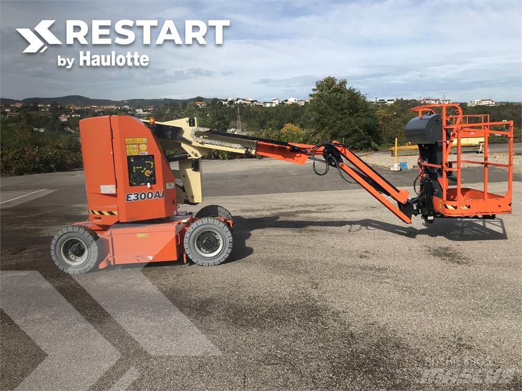 JLG E300 AJ Plataformas con brazo de elevación manual