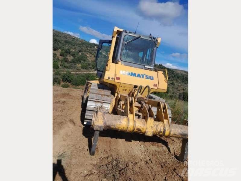 Komatsu D65EX-15 Buldozer sobre oruga