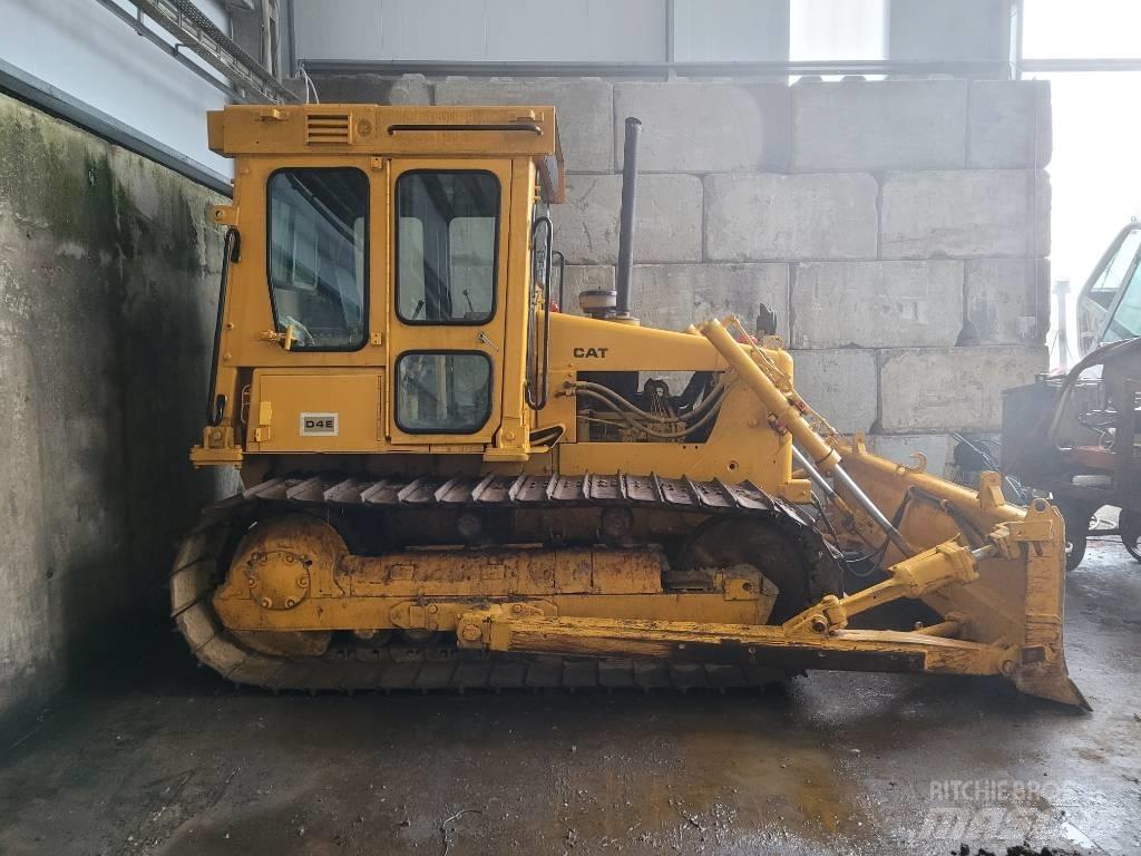 CAT D 4 Buldozer sobre oruga