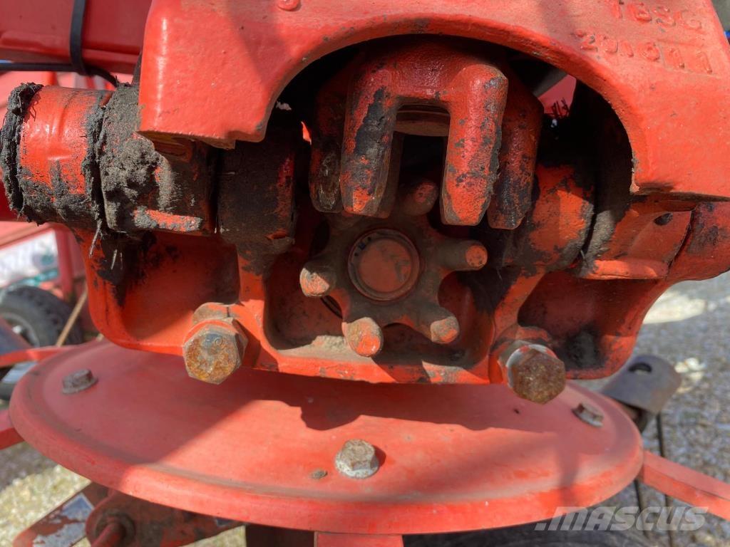 Kuhn GF8702 Rastrilladoras y rastrilladoras giratorias