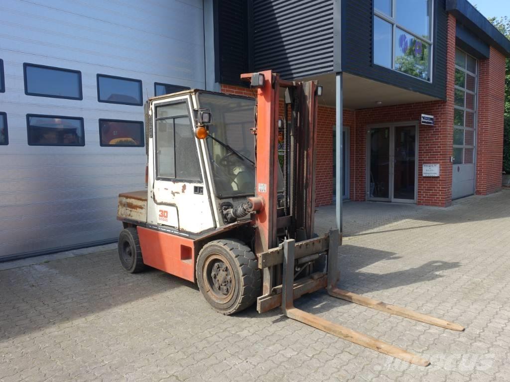 Nissan EGH02 A 30 U Camiones diesel