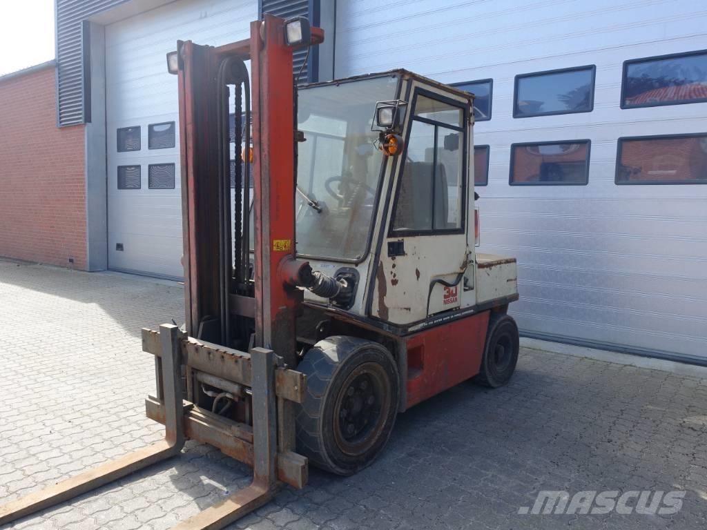 Nissan EGH02 A 30 U Camiones diesel