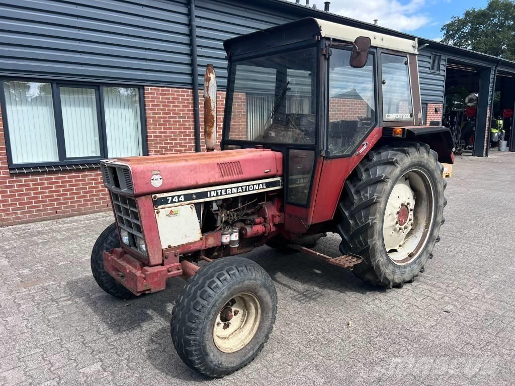 International 744 Tractores