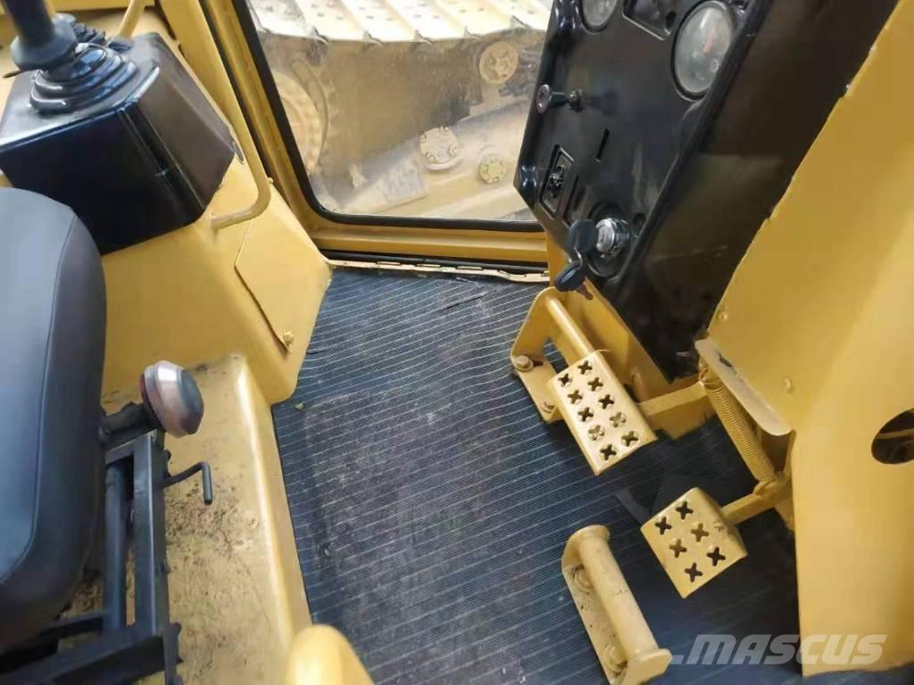 CAT D5M Buldozer sobre oruga