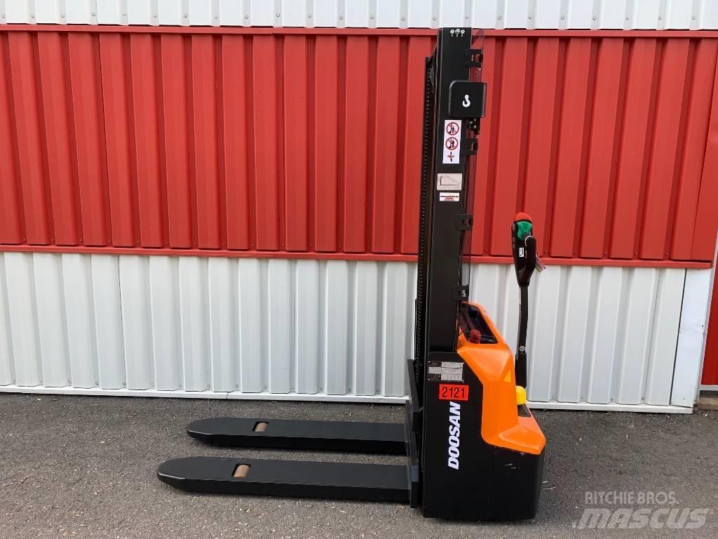 Doosan LSM 12N Montacargas manual