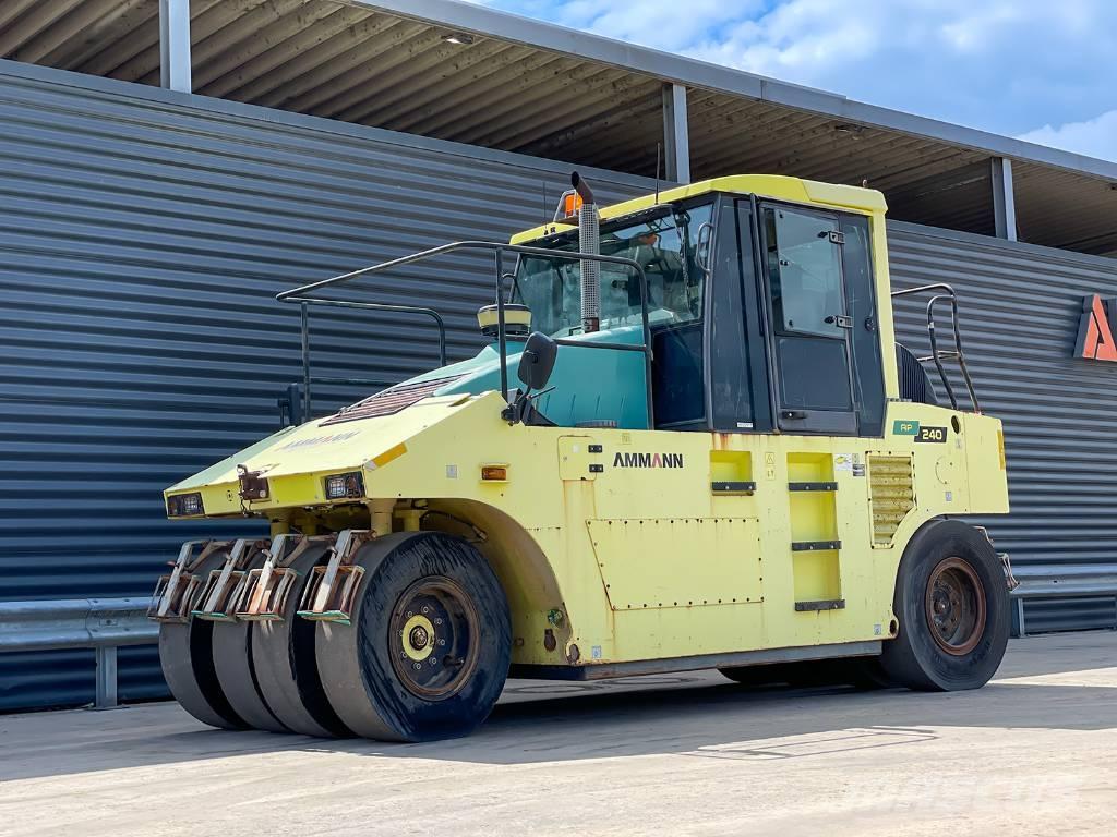 Ammann AP 240 Rodillos sobre neumáticos