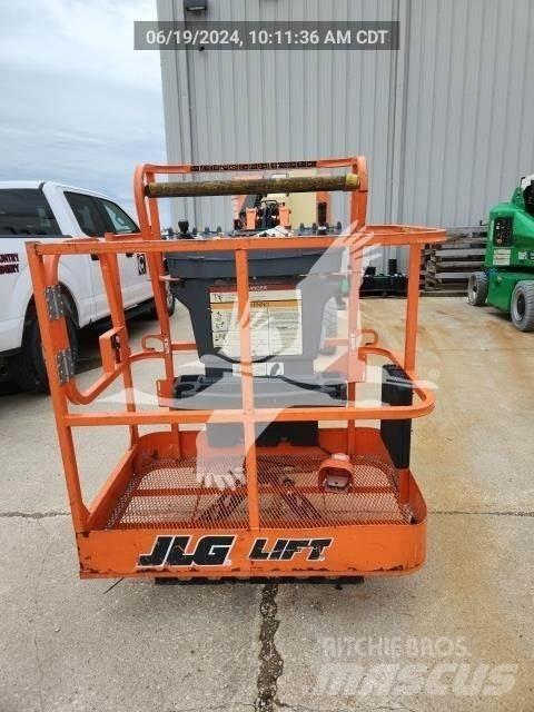 JLG E300AJP Plataformas con brazo de elevación manual