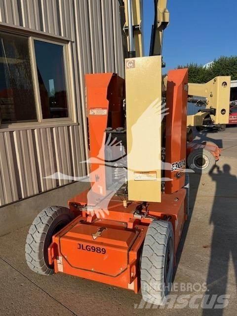 JLG E300AJP Plataformas con brazo de elevación manual