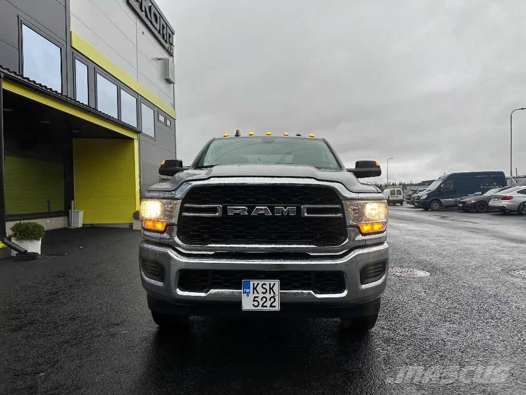 RAM 2500 Tradesman Caja abierta/laterales abatibles