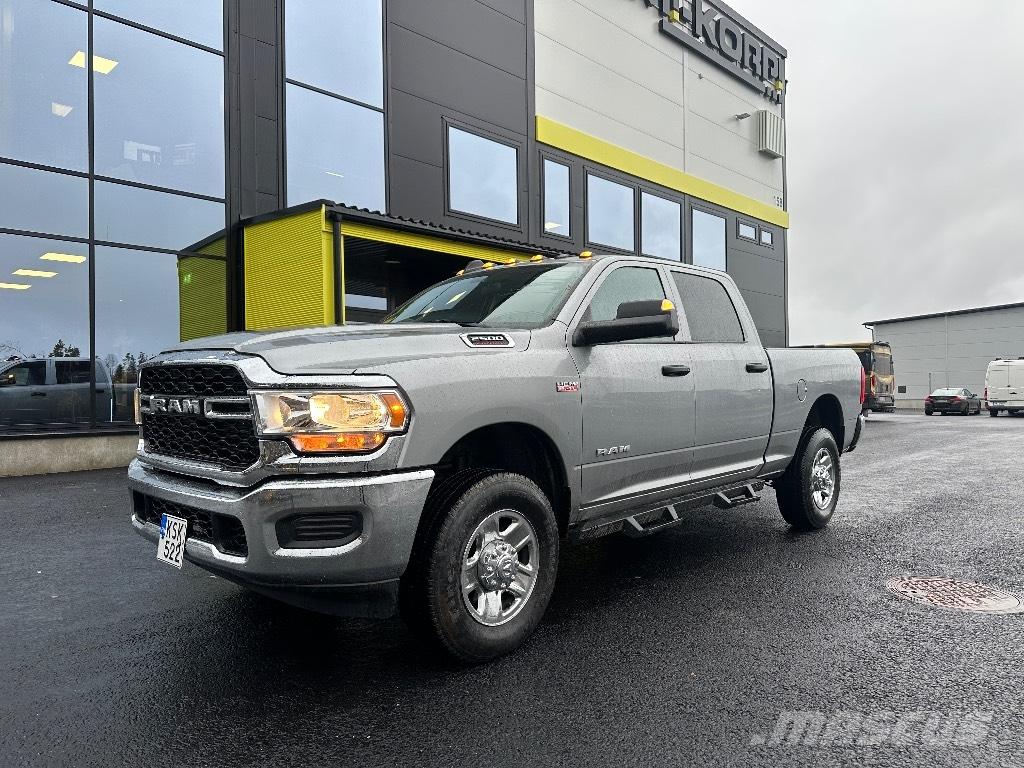 RAM 2500 Tradesman Caja abierta/laterales abatibles