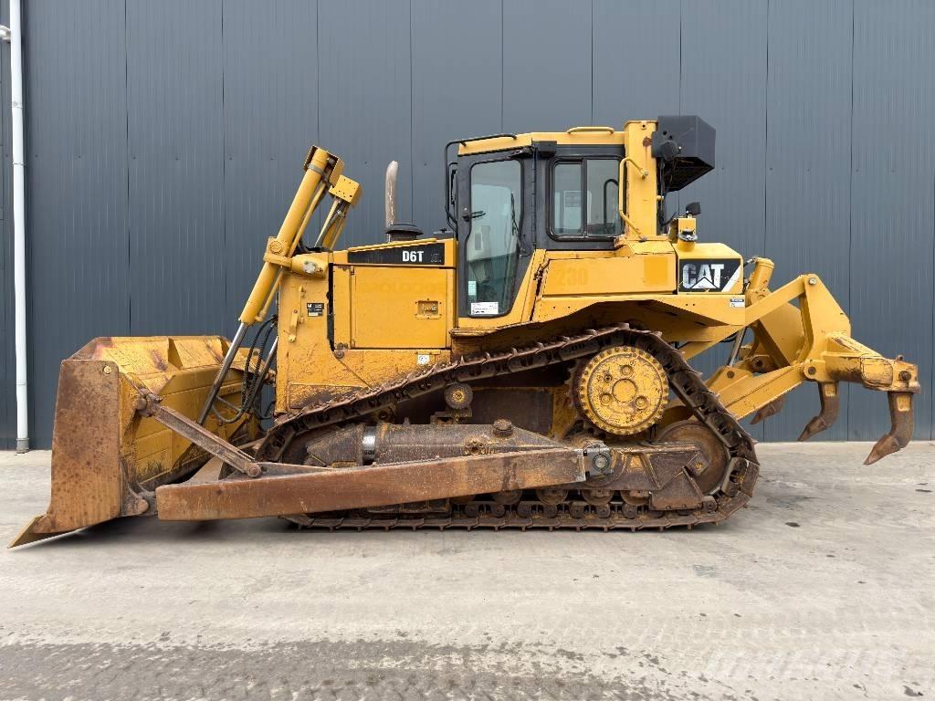 CAT D6T XL Buldozer sobre oruga