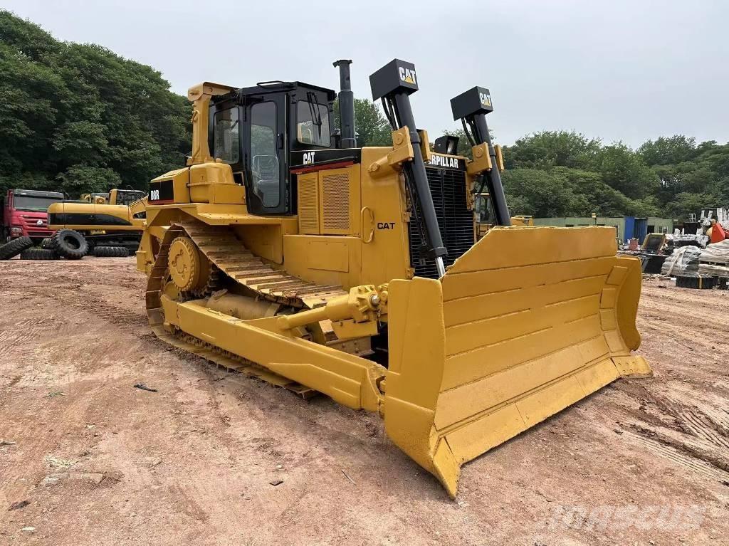 CAT D8R Buldozer sobre oruga