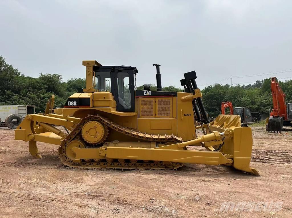 CAT D8R Buldozer sobre oruga