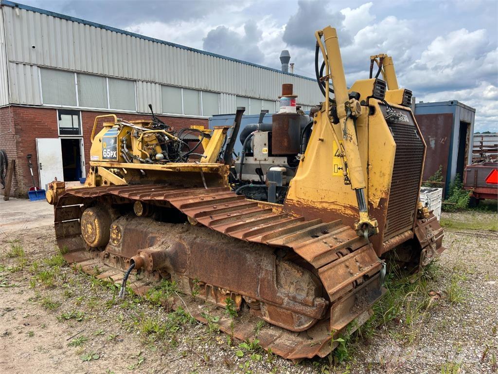 Komatsu D65PX-15 Buldozer sobre oruga