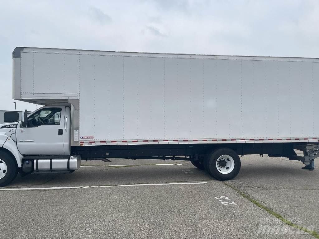 Ford F750 Camiones con caja de remolque